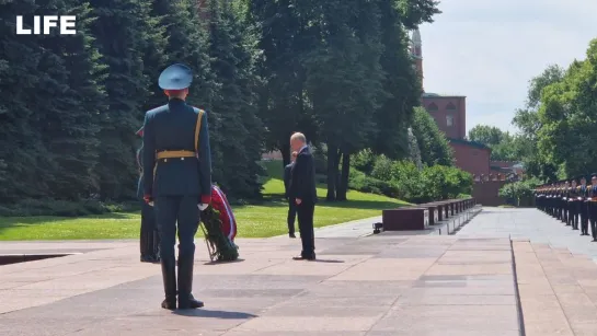 Президент возложил венок к Могиле Неизвестного Солдата