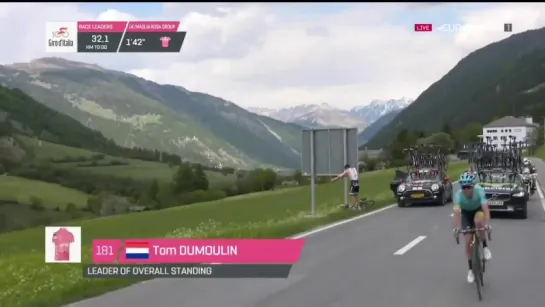 TOM DUMOULIN SE PARA A CAGAR EN EL GIRO. Le dio el apretón al líder