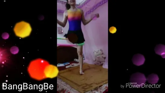 Iam playing hula hoop with a leg in bed (Lắc vòng với 1 chân ở trên giường)