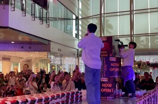 2023.09.17 Lee Seung Gi at Robinsons Magnolia for BBQ Chicken Event