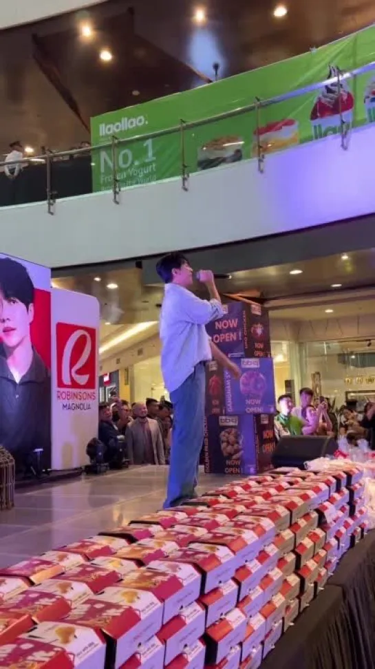 2023.09.17 Lee Seung Gi at Robinsons Magnolia for BBQ Chicken Event