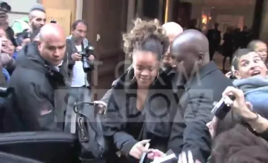 Rihanna attacked by a fan in Paris !!!