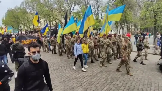 #2мая​ Одесса: нацисты заполонили центральные улицы города и кричат «Слава Украине!» {2.05.2021}