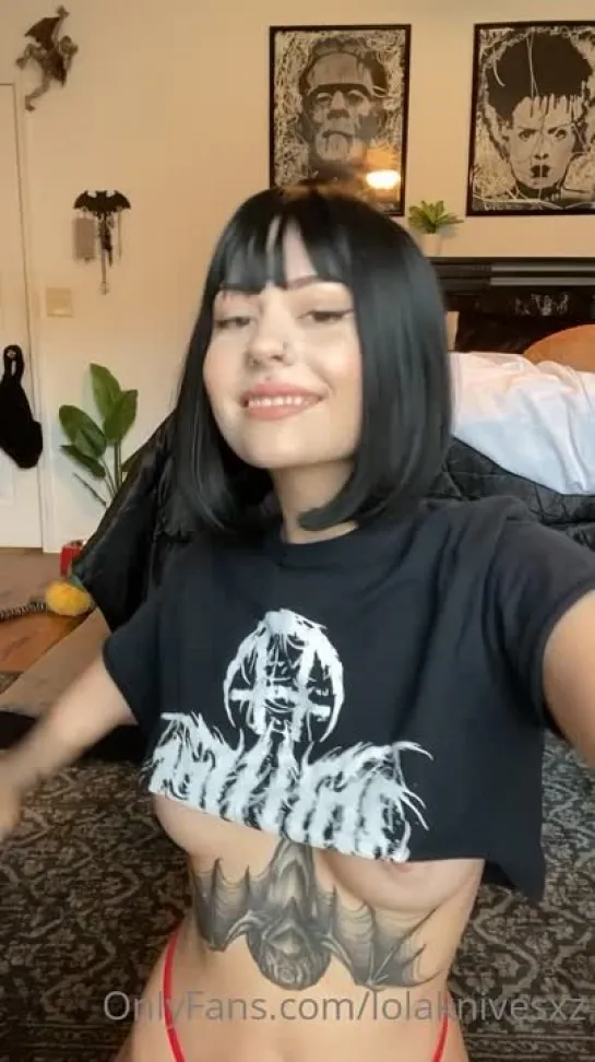 Lola Knives - Metal Fan shows her Boobs