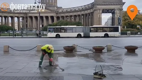 Дворник против лужи на Невском