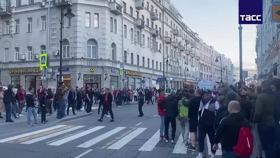 Фанаты "Спартака" пытались перекрыть улицу в центре Москвы после финала Кубка России