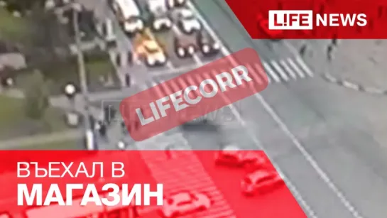 В Москве иномарка протаранила здание торгового центра