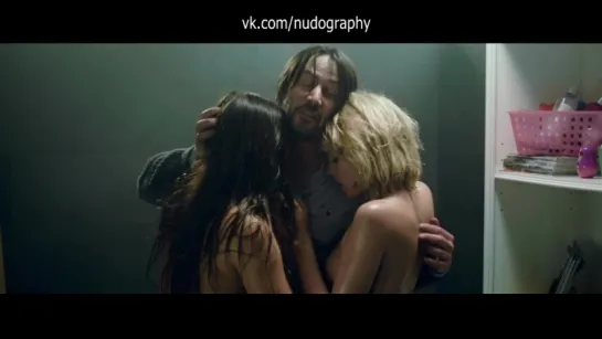 Киану Ривза (Keanu Reeves) соблазнили две красотки в фильме Кто там (Knock Knock, 2015) |