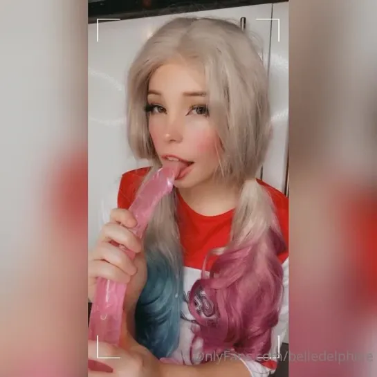 Belle Delphine любит свой розовый дилдачек