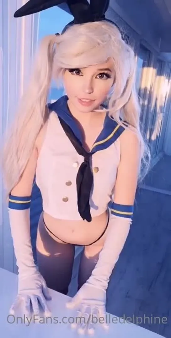 Belle Delphine светит своей попой