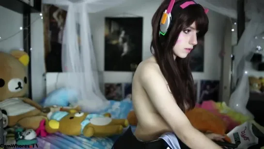 Cosplayers Masturbates In Front Of Webcam