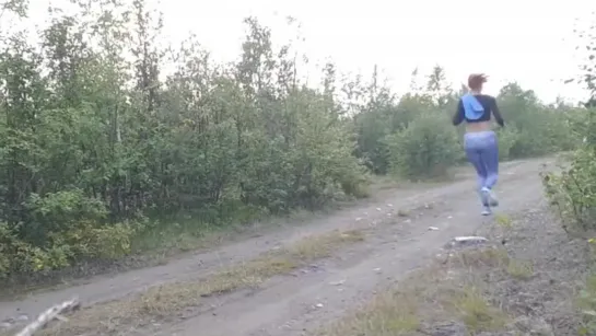 Pee jeans running in forest