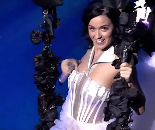 Кэти Перри (Katy Perry) в откровенном платье