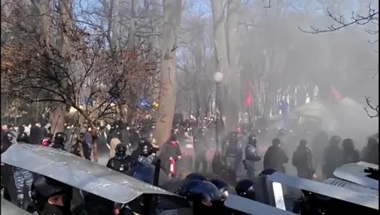 18.02.2014.Столкновения митингующих с милицией и "титушками" в Мариинском парке.