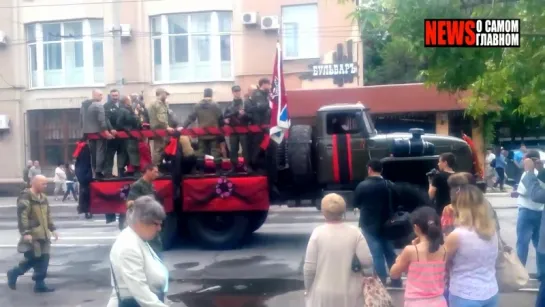 27.05.15 Похороны Алексея Мозгового в Алчевске.Люди проводят комбрига в последний путь .