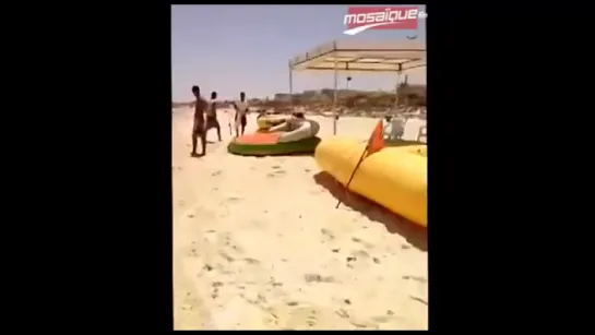 Очевидец снял на ВИДЕО стрельбу в Тунисе.Attaque terroriste de Sousse