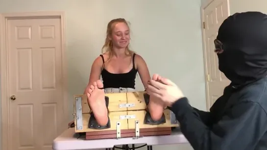 Щекотка милых терпиливых ножек (tickling cute girl and she almost hold it)