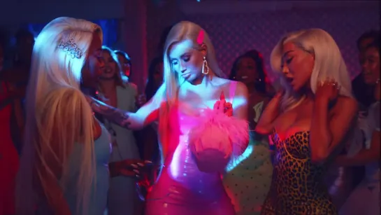 Iggy Azalea - F٭ck It Up (Official Music Video) ft. Kash Doll