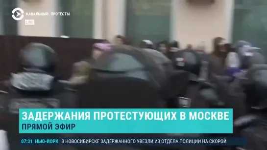 Полицейский бьёт дубинкой