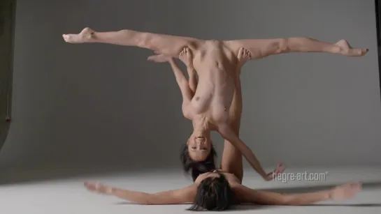 flexy Julietta and Magdalena - Nude Dance Performance