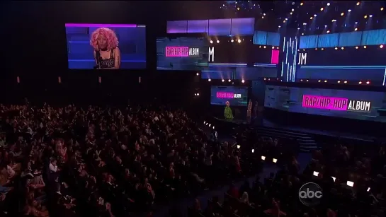 2011: «Pink Friday» получает награду «Лучший рэп/хип-хоп альбом» на «American Music Awards»