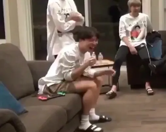 hobi ʲᵘᵐᵖˢ when he’s excited