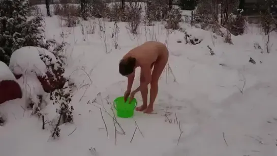 Голая женщина обливается водой, зимой, на улице (shower in the snow)