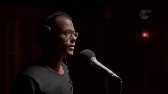 Guy Pearce sings live