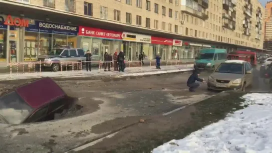 В Петербурге автомобиль провалился в яму с горячей водой