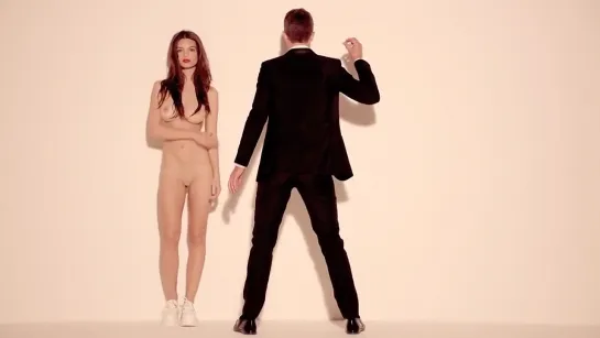 Эмили Ратаковски (Emily Ratajkowski) топлес в клипе Robin Thicke - Blurred Lines