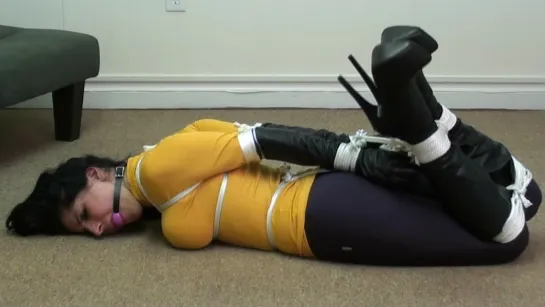 Hannah-Yellow Turtleneck-Gloves-Knee-Boots-FULL-HD-WMV