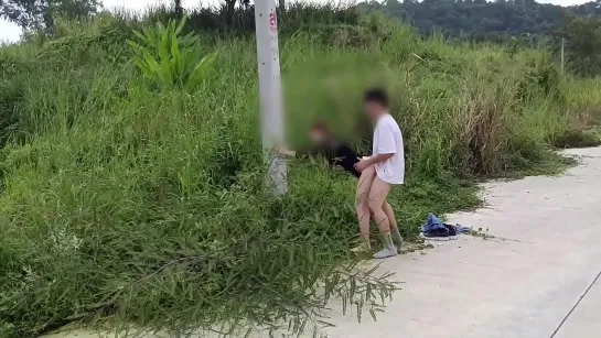 Bring a female friend to fuck on the side of the road. พาเพื่อนสาวมาเย็ดข้างถนน