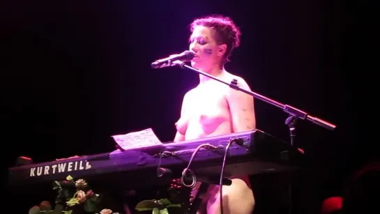 Amanda Palmer sings Dear Daily Mail song 12⁄07⁄2013 London Roundhouse