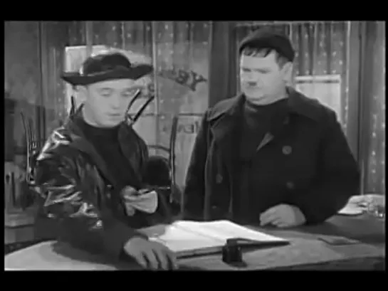 Laurel y Hardy - Fuera del puerto