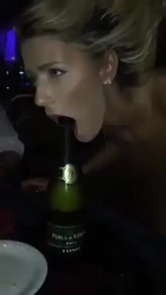 Champagne Bottle Blowjob. Showing her skills | Минет бутылке шампанского