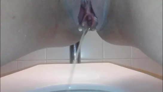 Снимает себя вблизи , как писает / Amateur close up peeing