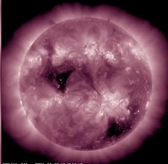 Кадры гигантской дыры на Солнце