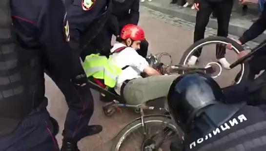 Полиция избивает велосипедиста на митинге. Москва 03.08.2019 (Назад в будущее СССР 2.0)