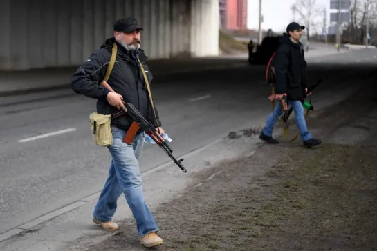 В Киеве и других городах Украины всем без разбору выдают оружие. (Назад в будущее СССР 2.0)