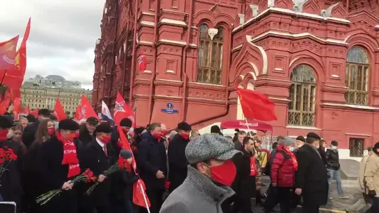 Коммунисты возложили цветы к Мавзолею Ленина