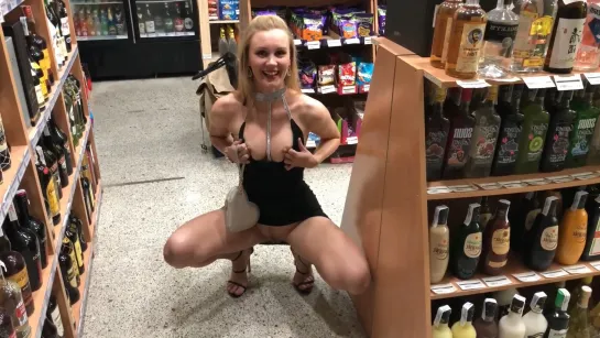 Светит прелестями в Супермаркете IviRoses - Supermarket Partydress Flashing Highheel Пизда Голая Pussy Naked Public Teen Tits