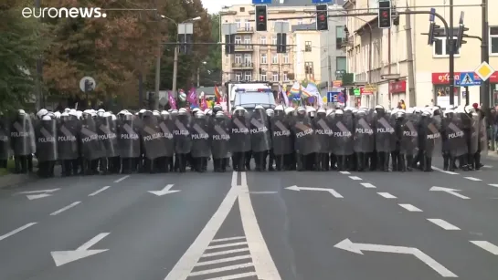 SLl - Гей-парад под охраной полиции. Польша