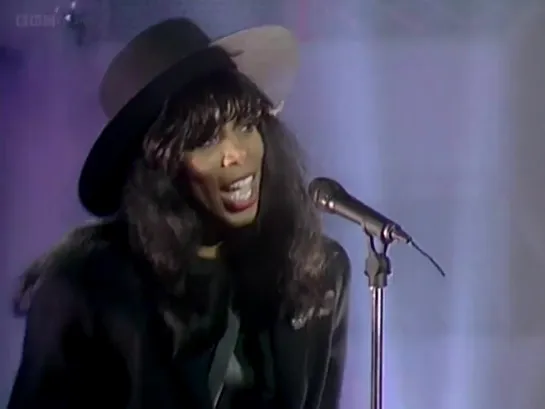 Donna Summer - This Time I Know It's For Real (Top Of The Pops, UK TV) (1989)