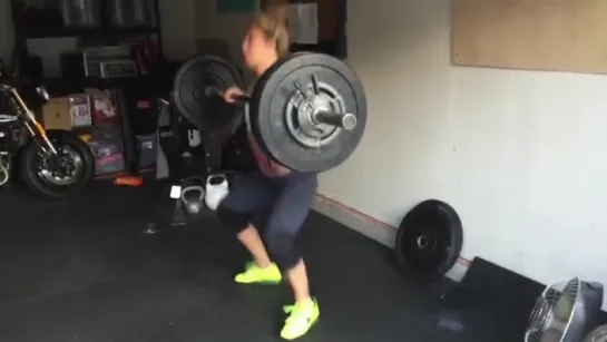 FEMALE WEIGHTLIFTER PEES HER SPANDEX