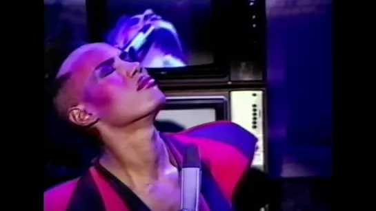 Grace Jones - Living My Life (UK TV, The Tube) (1984)