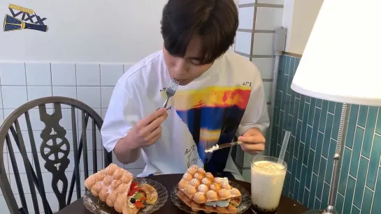 [RUS SUB] 190711 Hongbin’s waffles & black tea mokbang