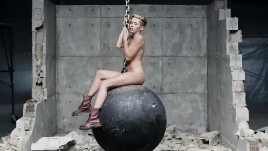 Miley Cyrus - Wrecking Ball1