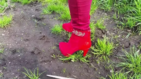 New red high heel boots play in the dirt / Новые красные сапоги на высоком каблуке играют в грязи