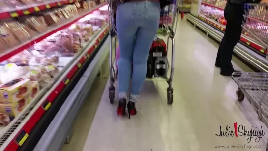 Julie Skyhigh - Louboutins so Kate at the supermarket / За покупками в Лабутенах на шпильках