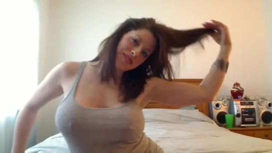 Болтает что-то - Hot White MILF With Sexy Moves